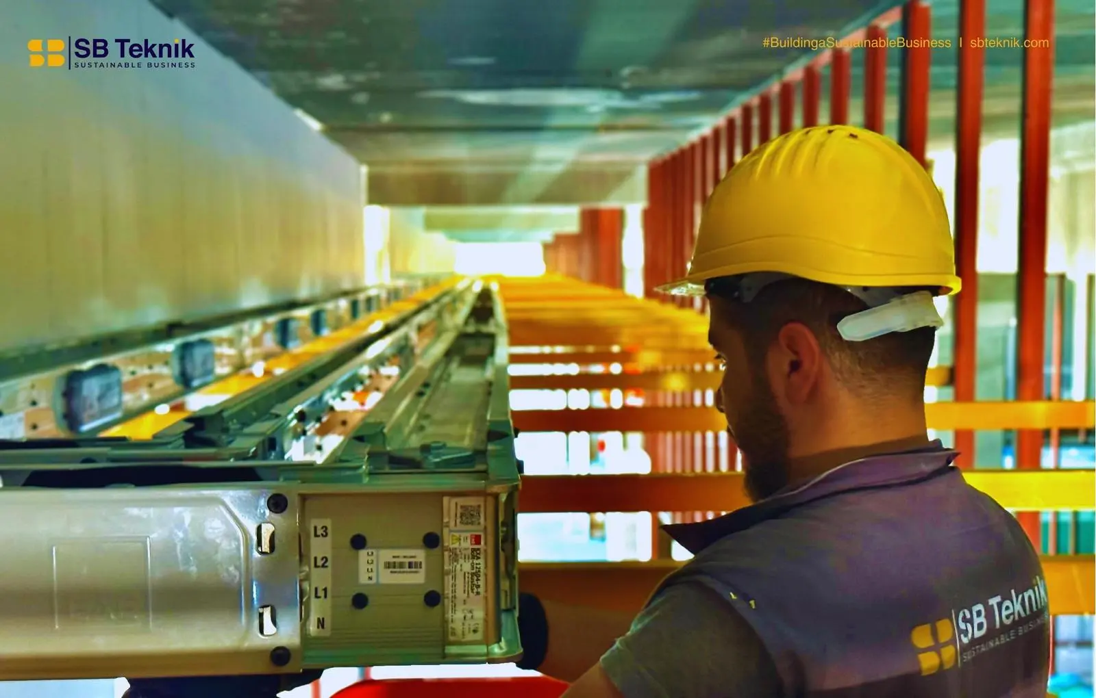 SB Teknik ekibinden bir çalışanın tesiste elektrik altyapısı montajı